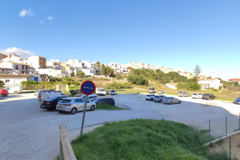 Benitatxell habilitar 85 plazas en el aparcamiento de Capelletes y crear un nuevo parque canino