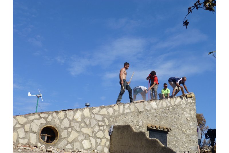 El Centre Excursionista de Pego repara els danys ocasionats pel foc al refugi de La Figuereta  