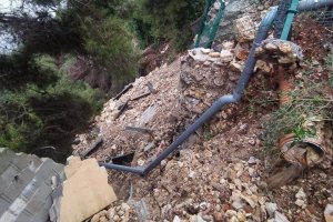 Un muro se derrumba y vierte escombros sobre la senda que conduce a la pesquera dEnconts en Xbia