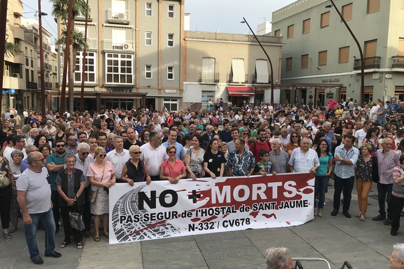 Ms de cinc-centes persones clamen per leradicaci del punt negre de lHostal de Sant Jaume a Pego