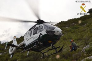 La Guardia Civil rescata a 5 espelelogos atrapados en el Aven les Retantxes de Pego