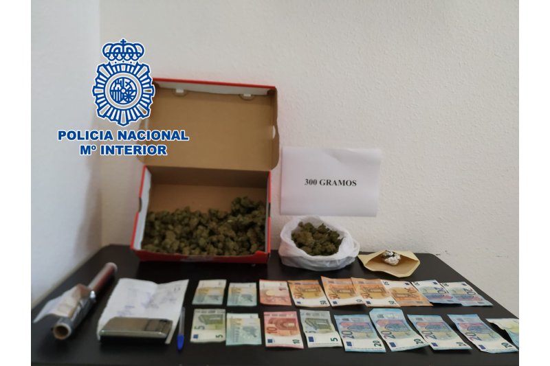 La Polica Nacional sorprende en Denia a una persona vendiendo droga tras la quejas vecinales