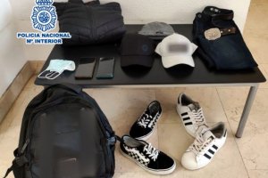 Detingut per assaltar a dones que anaven soles pel carrer i robar-los la bossa 