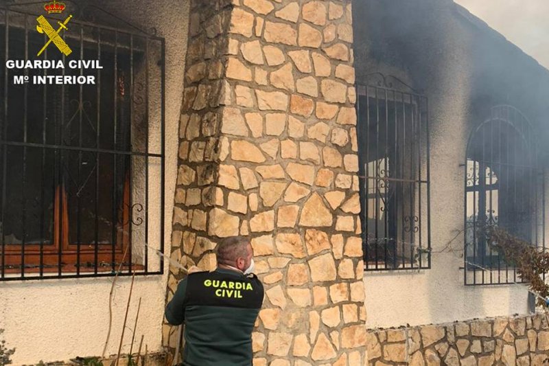 La Guardia Civil interviene en el incendio de una casa de Moraira  y salva a una octogenaria