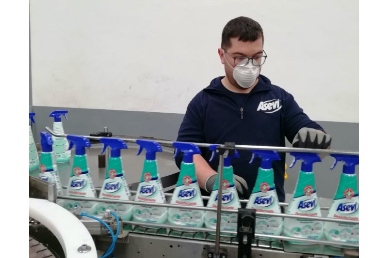 La marca de productos de limpieza Asevi multiplica por veinte su produccin de desinfectantes