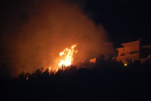 Un incendio en el Parc Natural del Montg obliga a desalojar 20 viviendas  