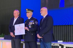 Andrs Tabernero rep la Medalla de la Policia Local per les seues ms de 37 anys de servei