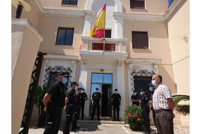 La Polica Nacional  guarda un minuto de silencio en memoria de las vctimas del COVID-19 