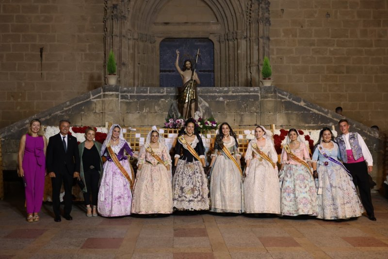 Tot per laire i La Desastr, quintades protagonistes de la primera ofrena a Sant Joan de Fogueres de Xbia