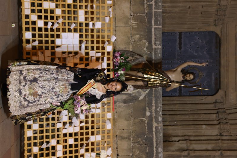 Tot per laire i La Desastr, quintades protagonistes de la primera ofrena a Sant Joan de Fogueres de Xbia