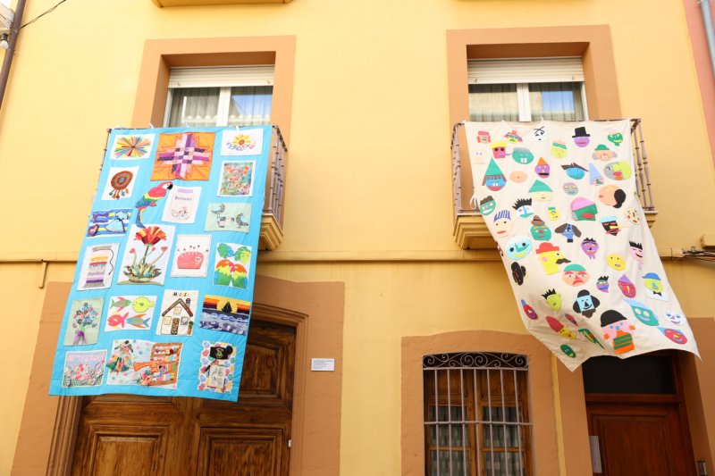 Art al Vent ja llueix els ms de mig centenar de cobertors al Carrer La Bassa de Gata