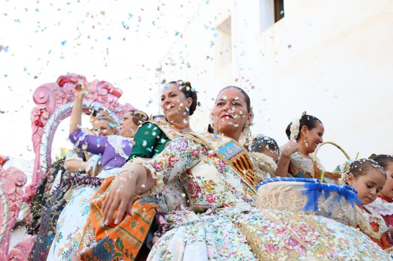 Ms duna vintena de carrosses desfilen en la primera jornada de cavalcada de Xbia
