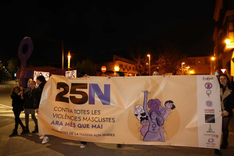 Vora 300 persones es manifesten a Gata en la primera convocatòria comarcal contra la violència de gènere