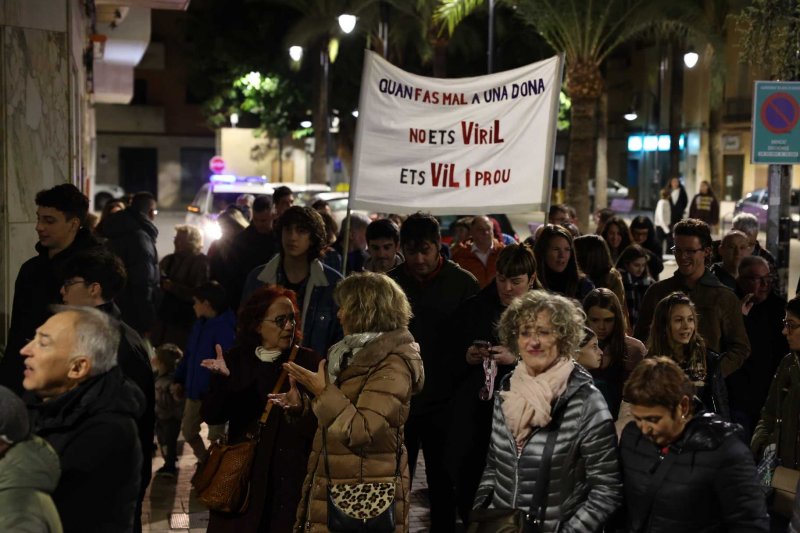 Vora 300 persones es manifesten a Gata en la primera convocatòria comarcal contra la violència de gènere