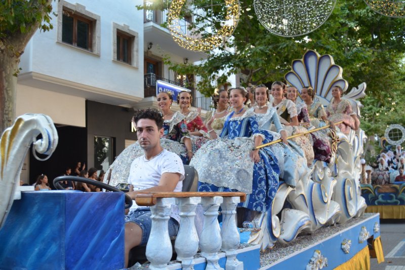 Baix la Mar gana el desfile de carrozas de Dnia y se impone en comparsas