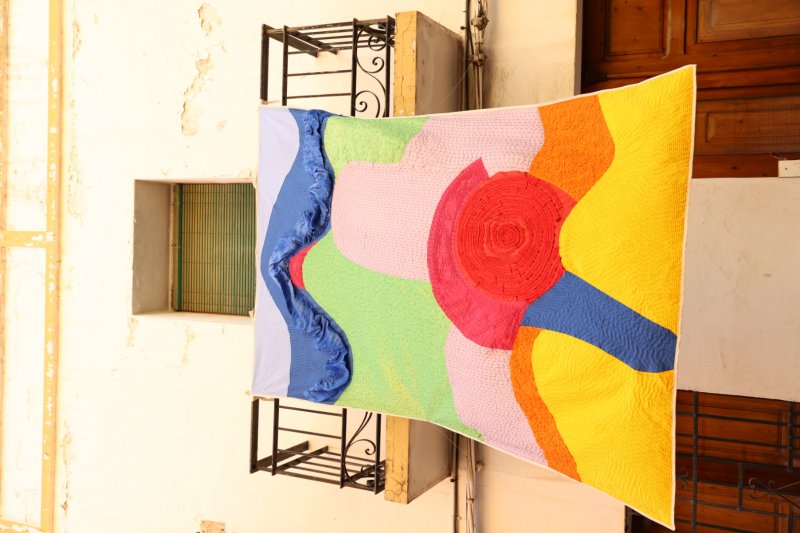 Art al Vent ja llueix els ms de mig centenar de cobertors al Carrer La Bassa de Gata