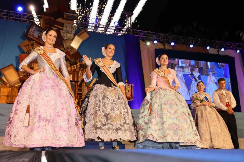 Fogueres de Xbia proclama a la regina de 2022 Olivia Clemente entre trastos vells